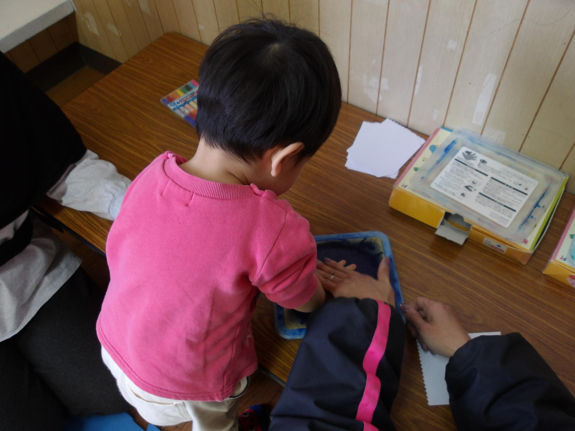 手型スタンプをしている様子