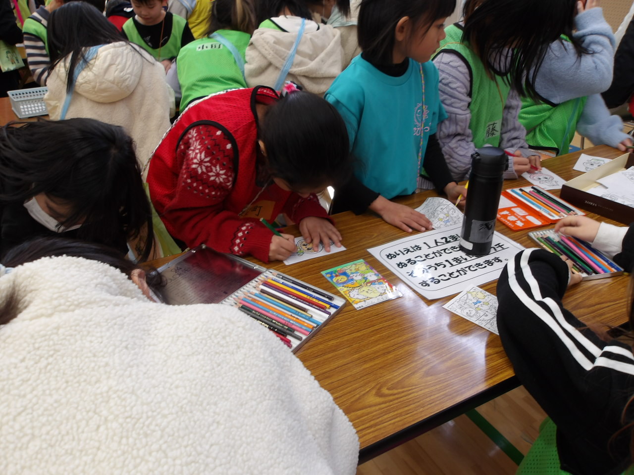 ぬり絵をしている様子