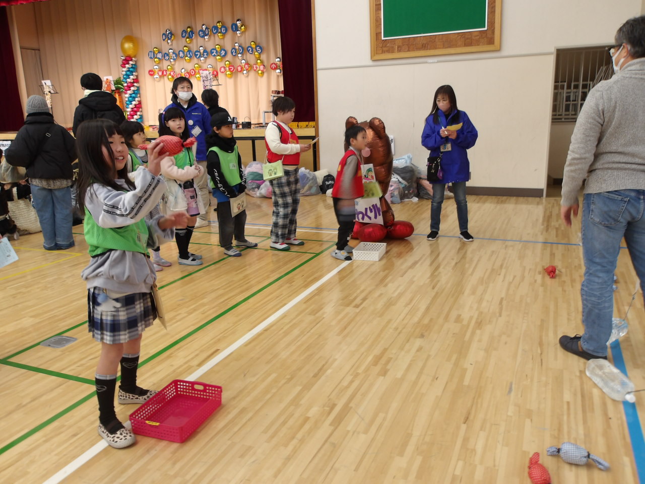 キャンディー投げの様子