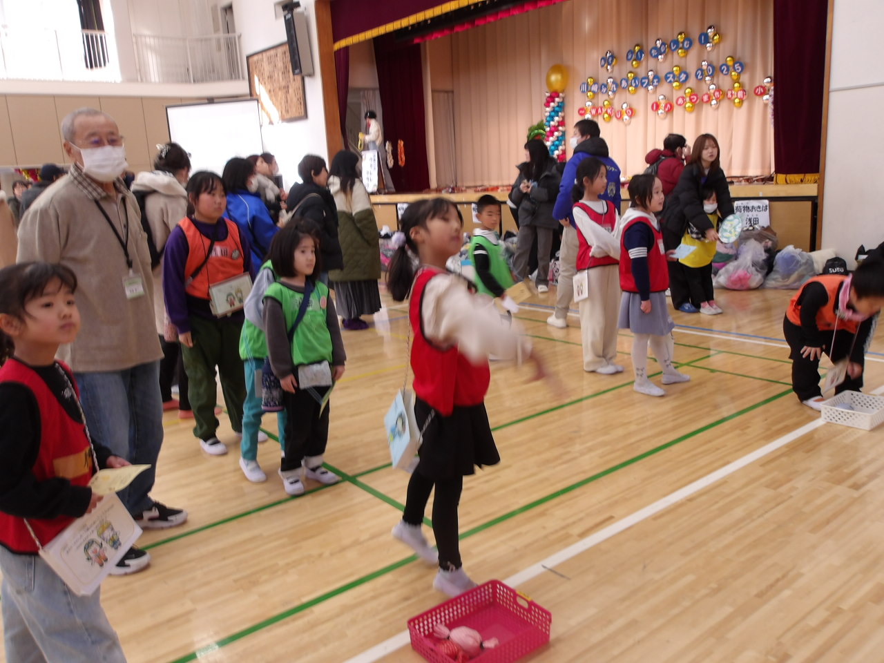 キャンディー投げの様子