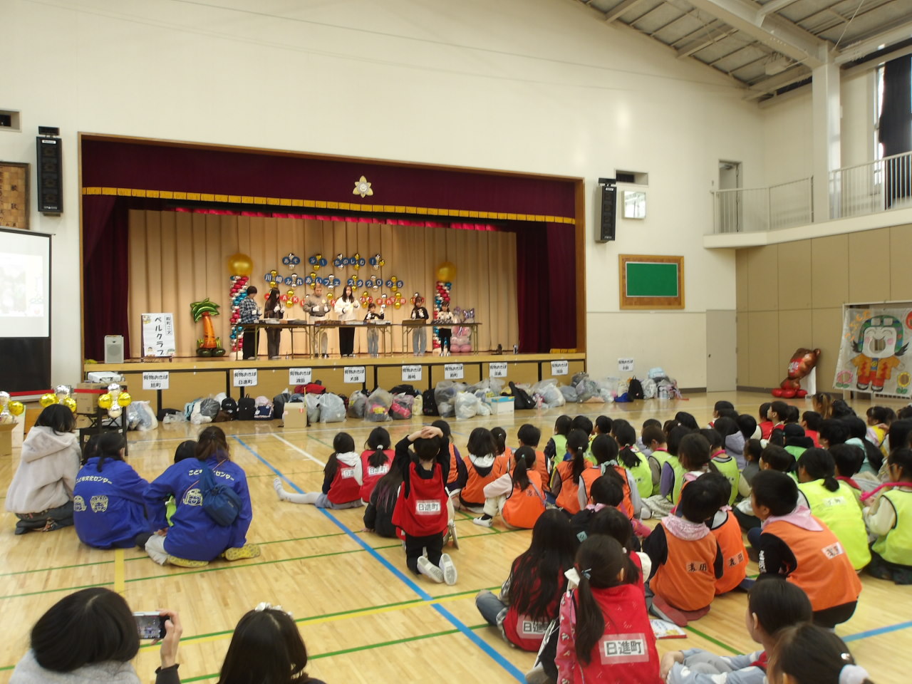 ハンドベル演奏披露の様子