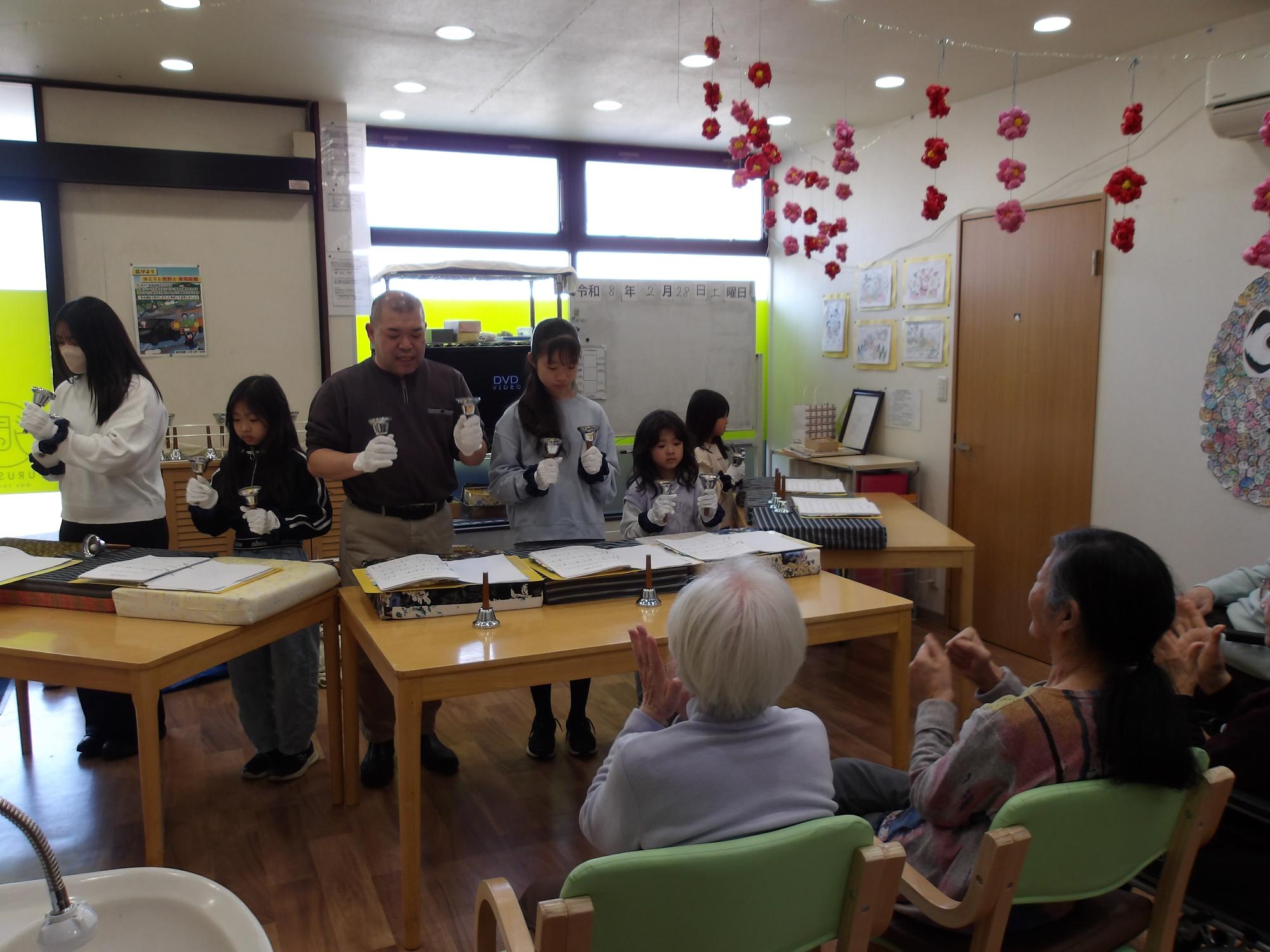 ハンドベル発表の様子