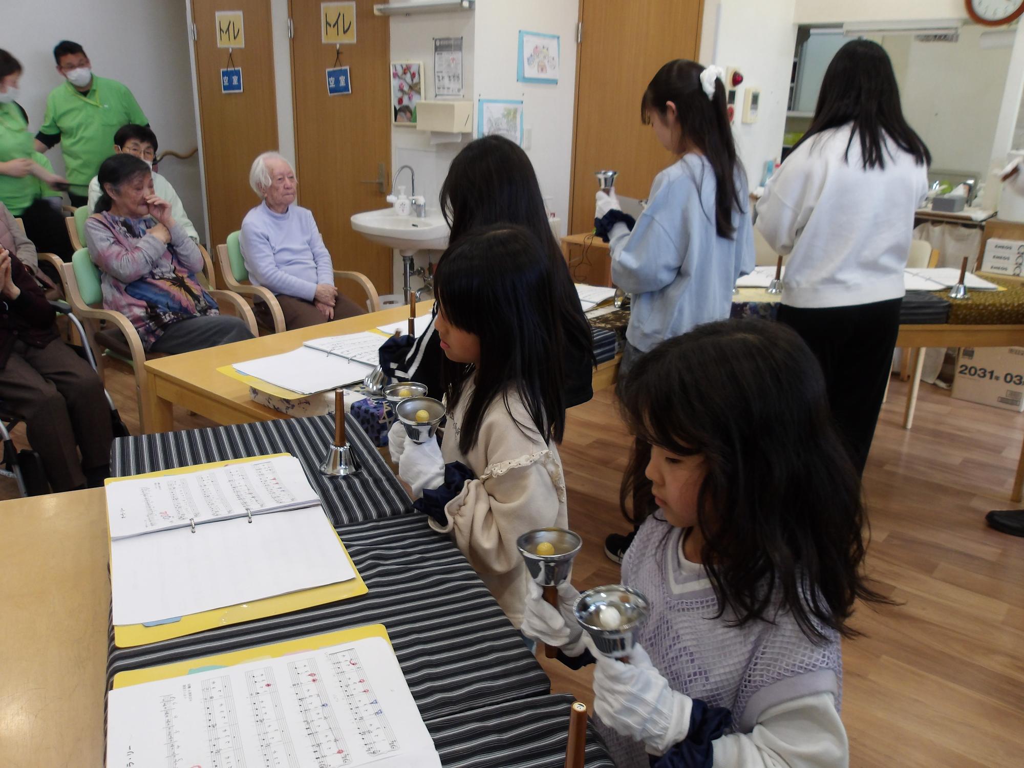 ハンドベルの演奏の様子