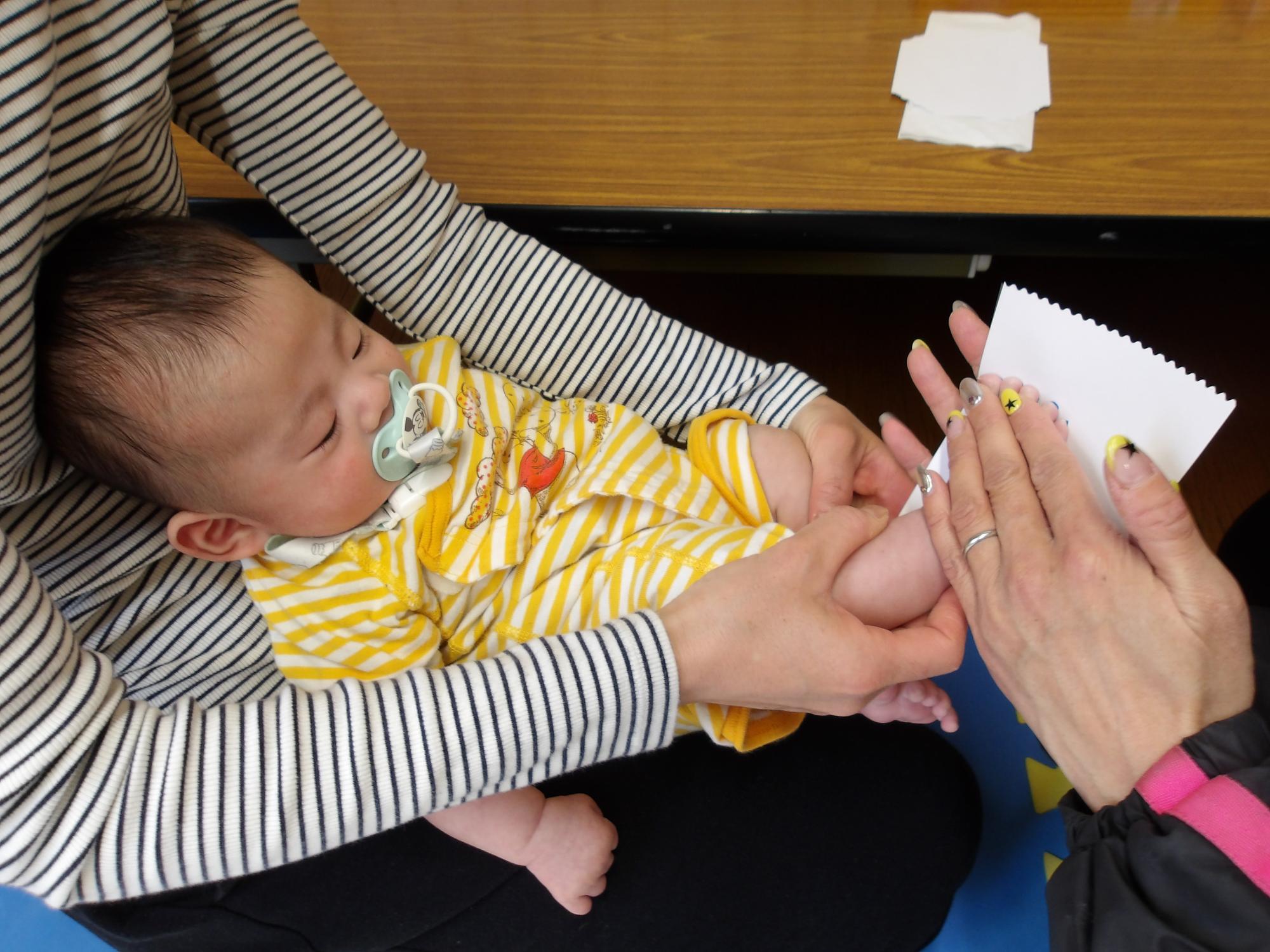 足型を取っている様子