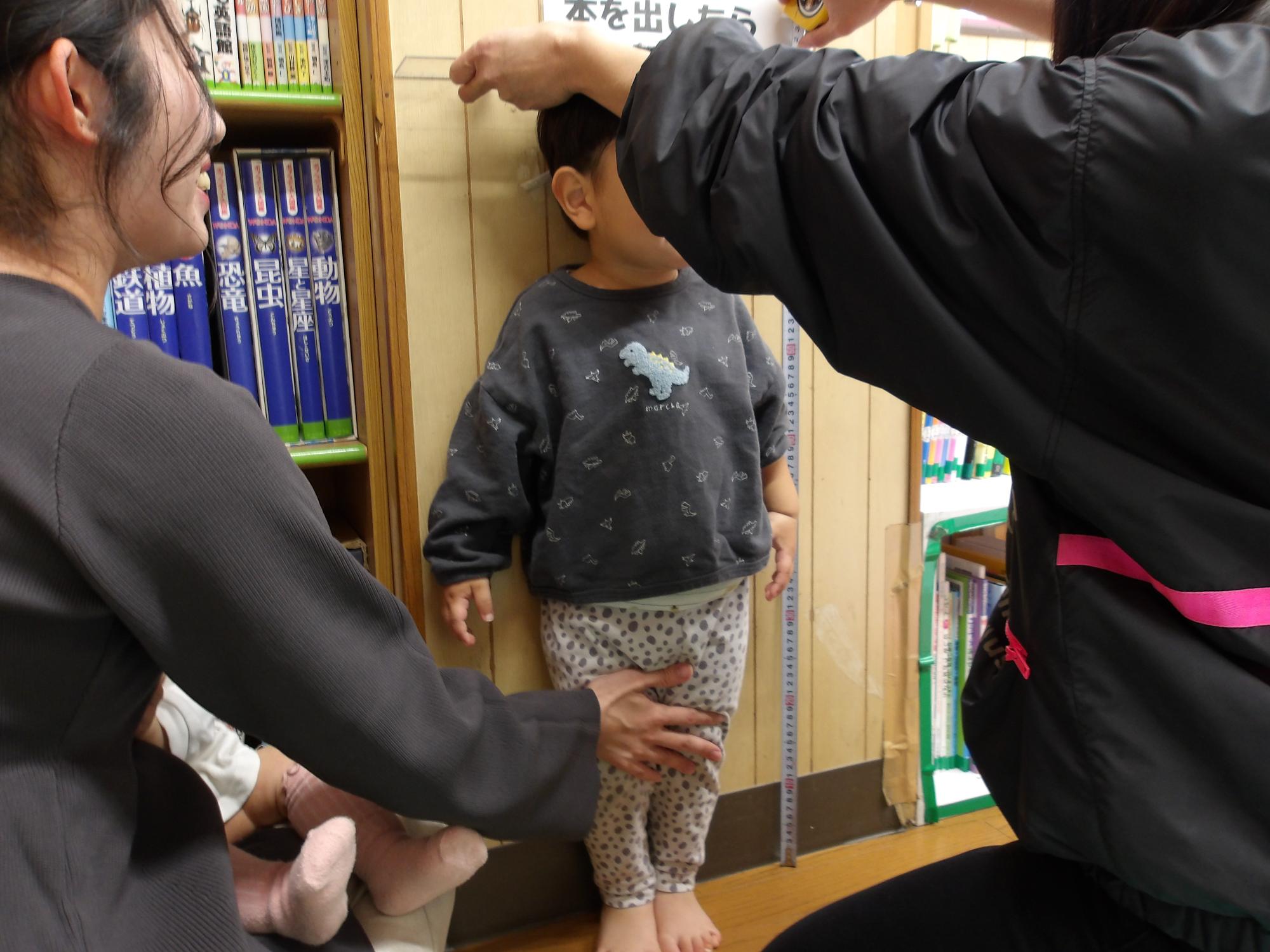 身長を測定している様子