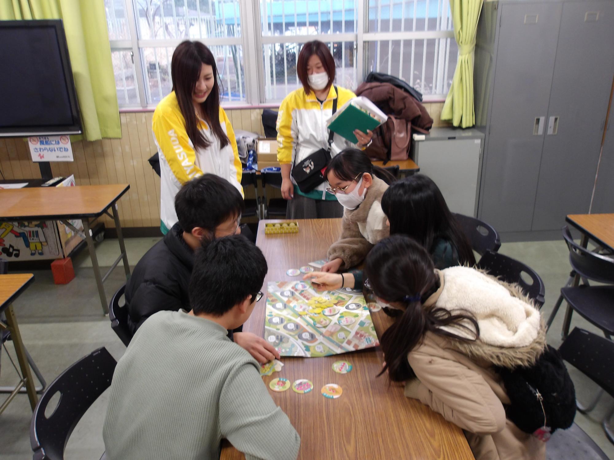 住民のリクエストに対してどの問題から解決していくかの話し合い中の様子