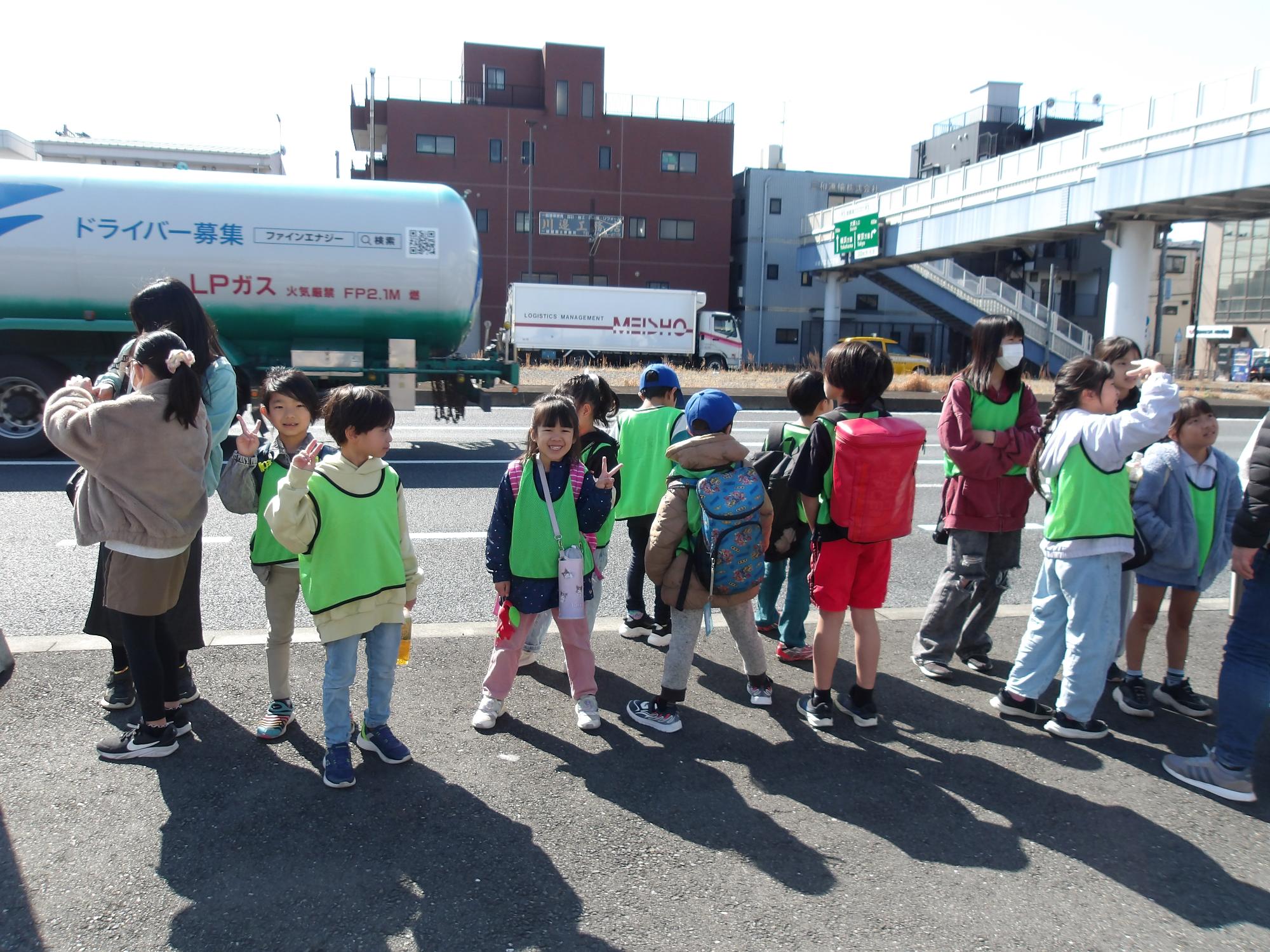 浮島町公園までのバス待ちの様子