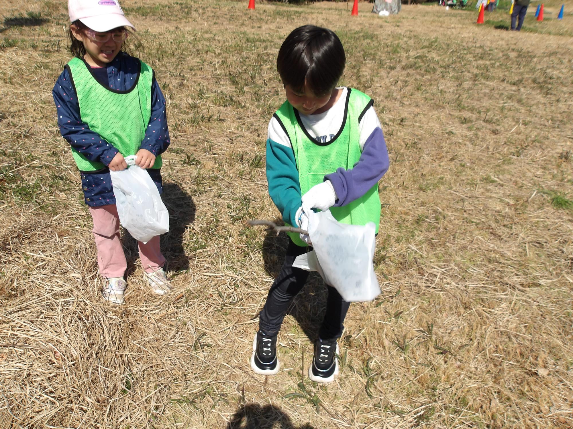 公園に着いてゴミ拾いをみんなでしている様子