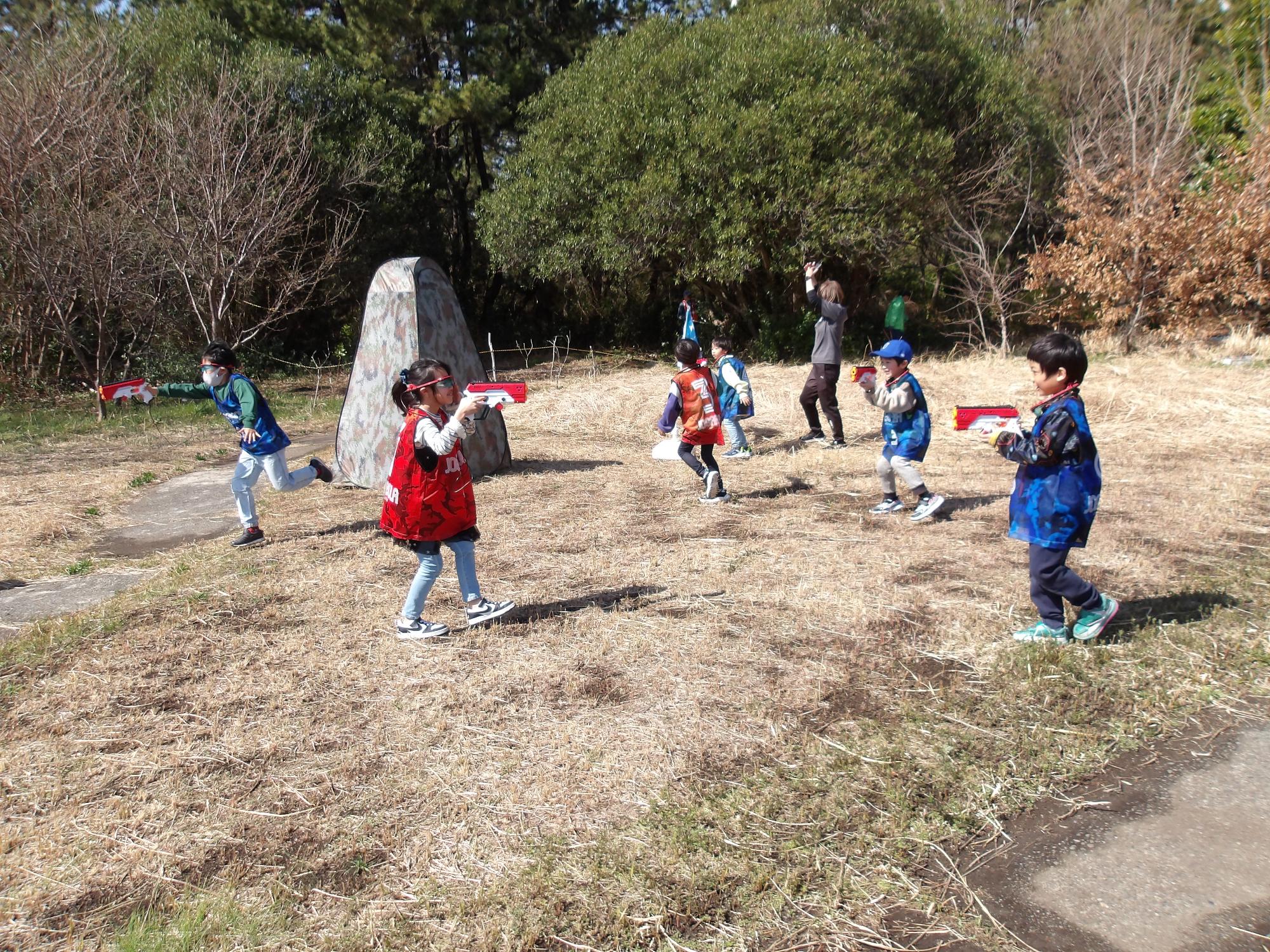 こどもたちに大人気のサバイバルゲームの様子
