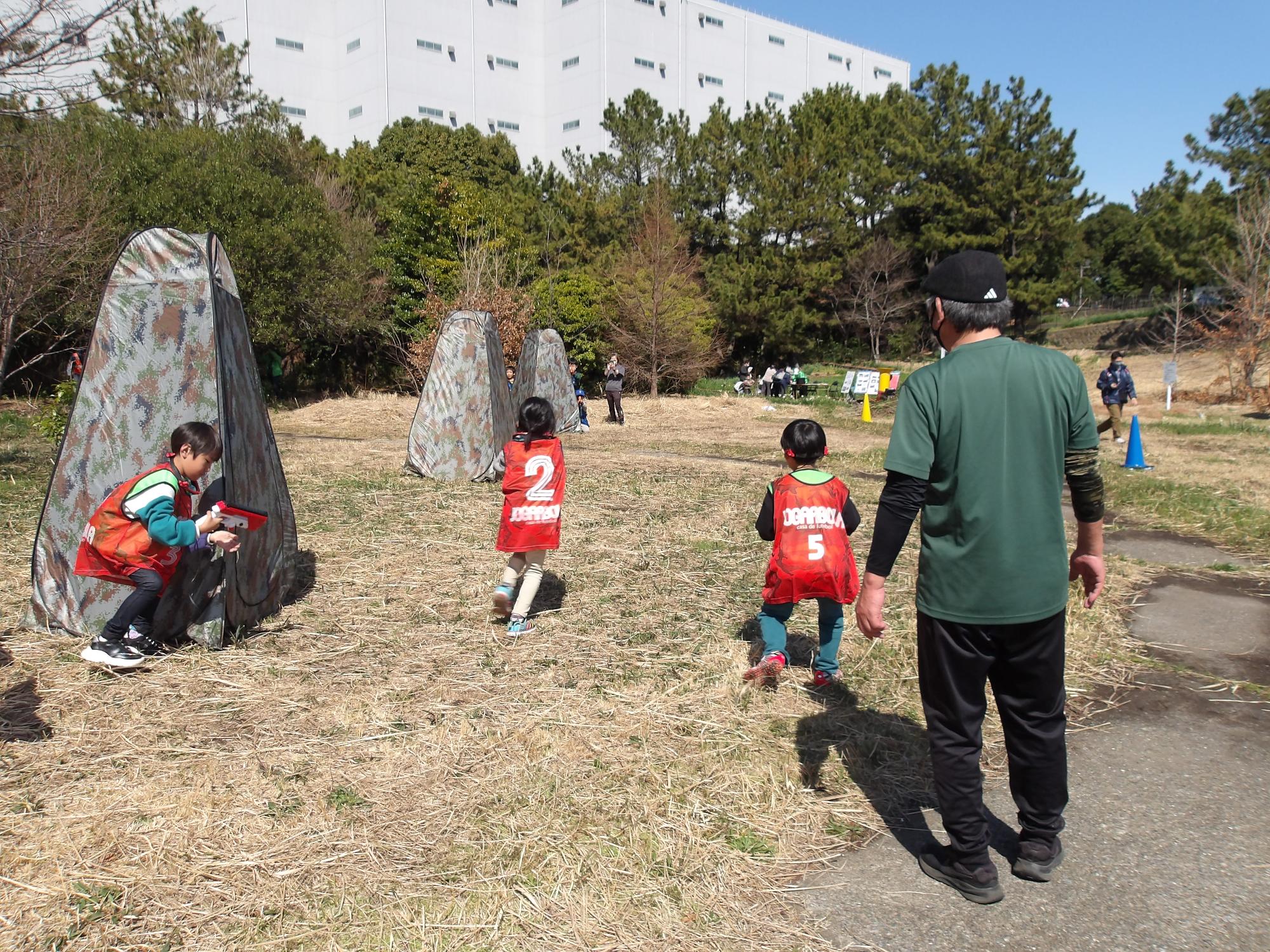 こどもたちに大人気のサバイバルゲームの様子
