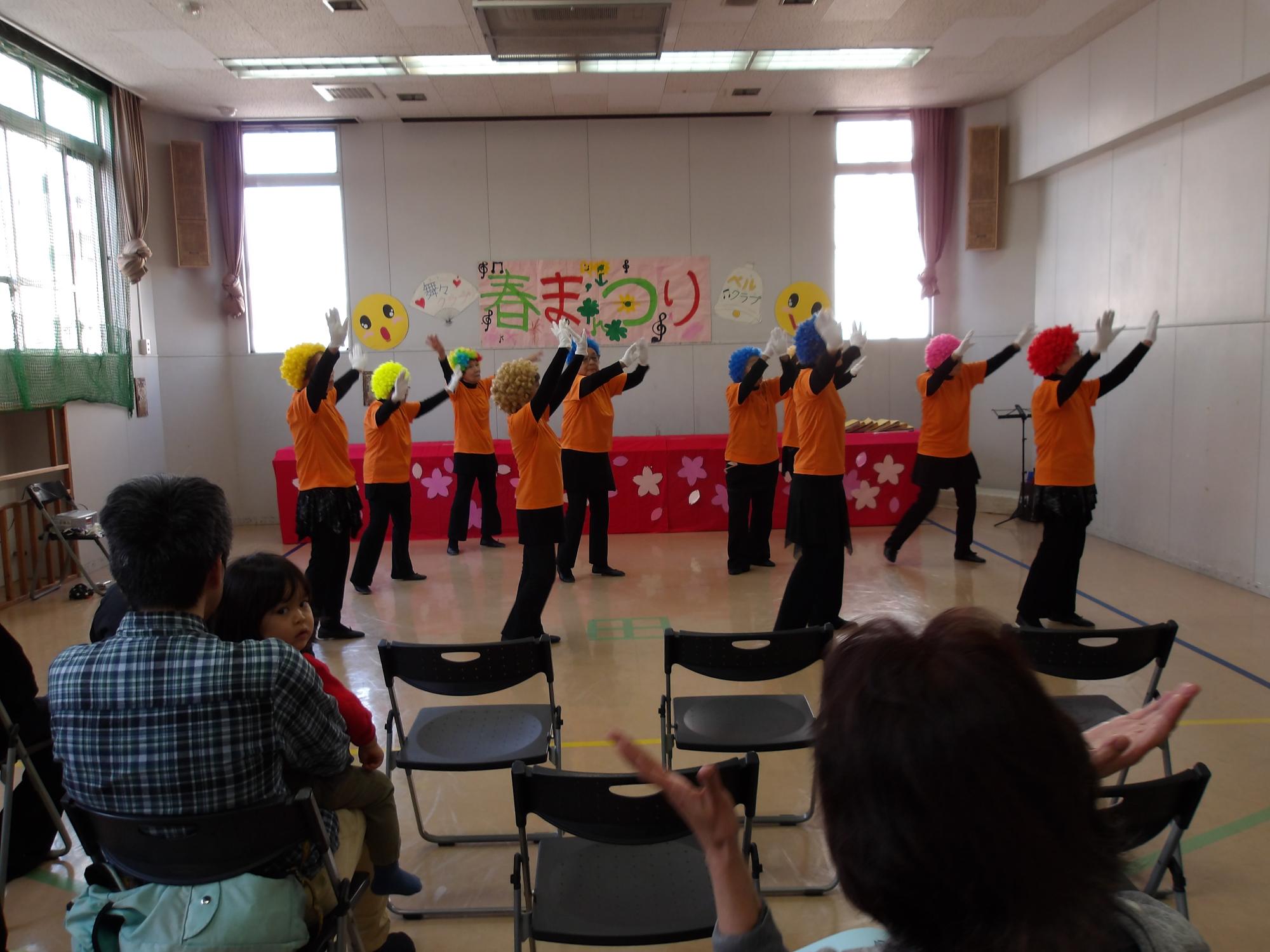 舞々クラブの踊りを発表している様子