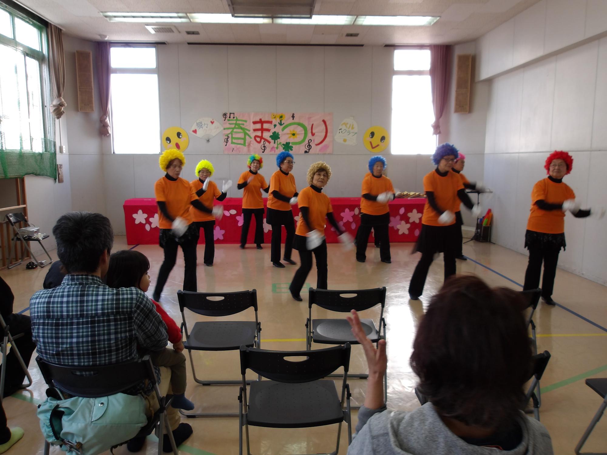 舞々クラブの踊りを発表している様子