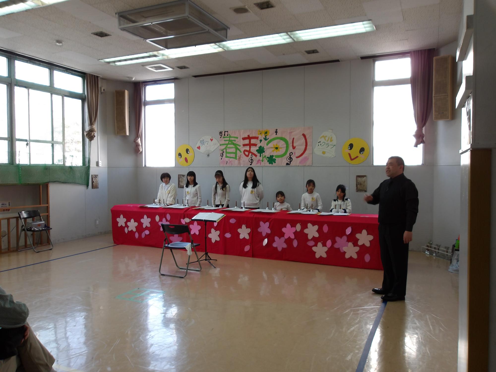 ベルクラブの演目およびメンバー紹介の様子