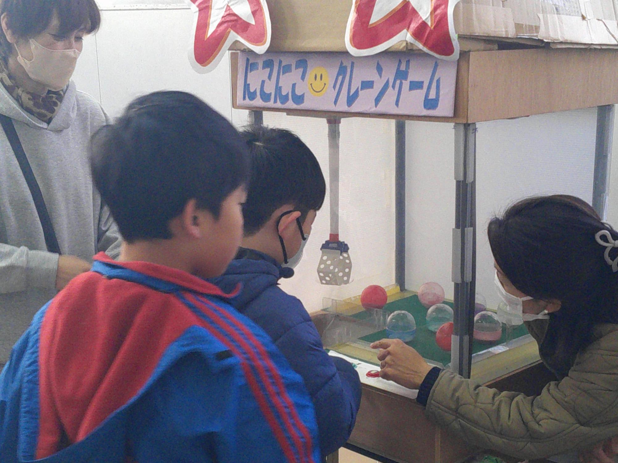 クレーンゲームをしている画像