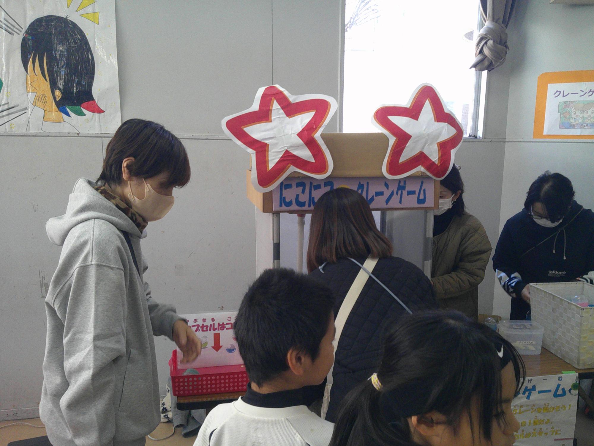 クレーンゲームをしている画像