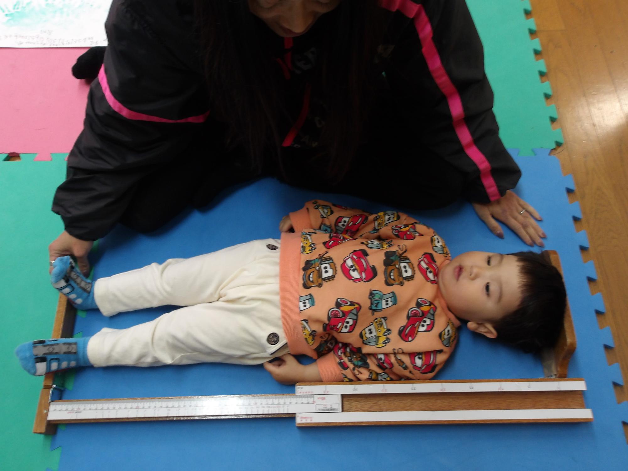 身長を測っている様子