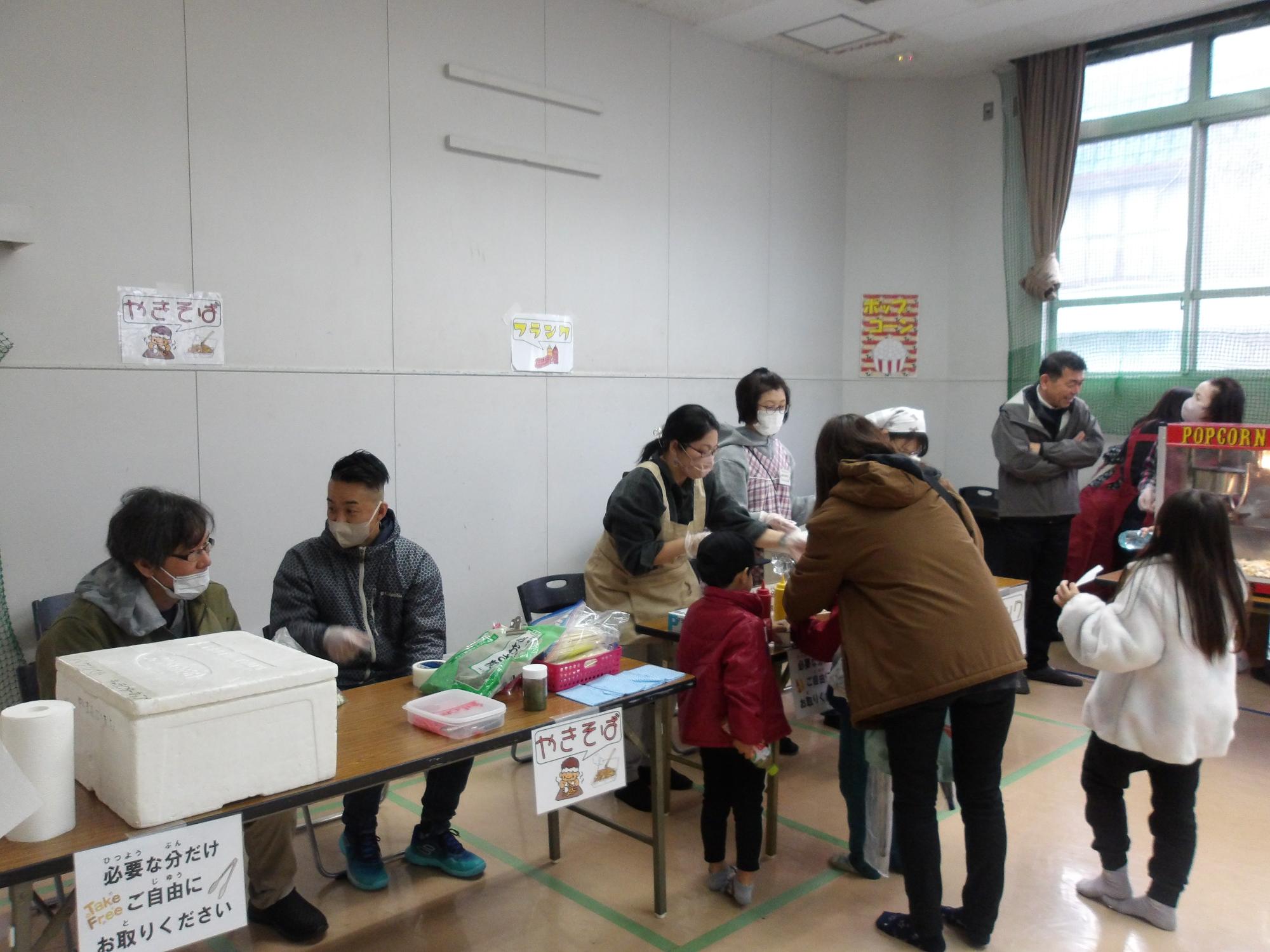 やきそば、フランクフルトブースの写真