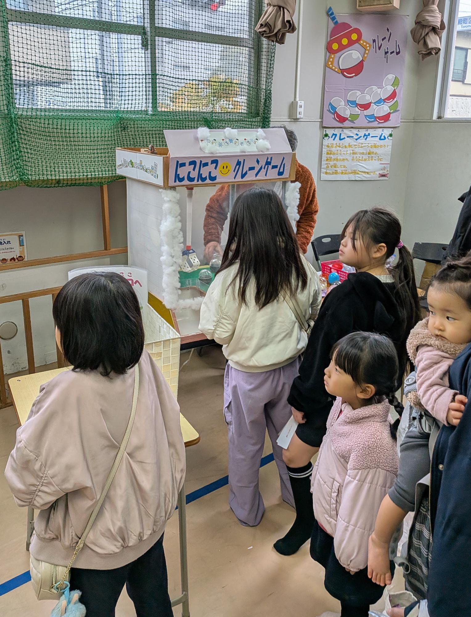 クレーンゲームをしている画像