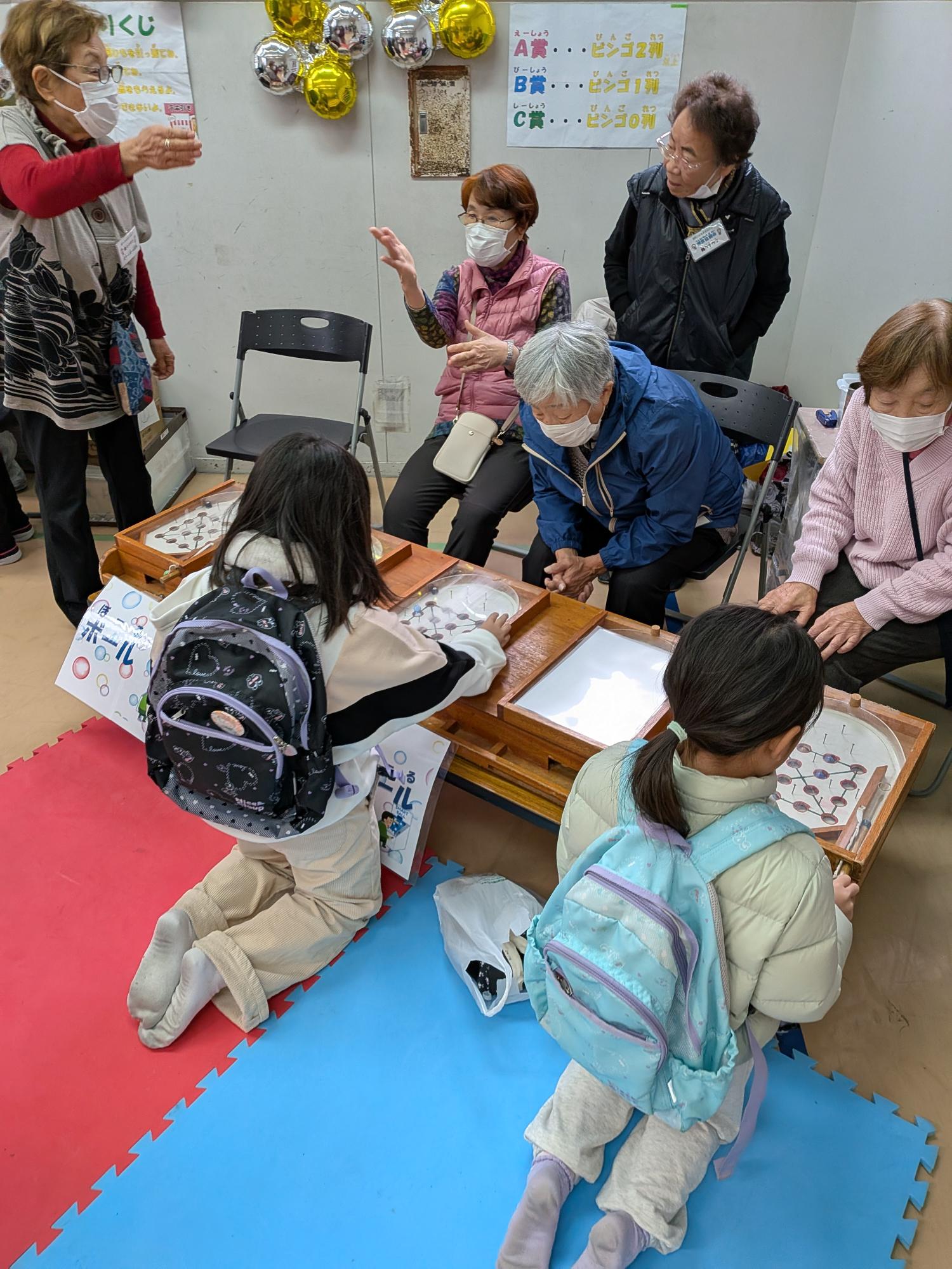 スマートボールをして楽しんでいる様子