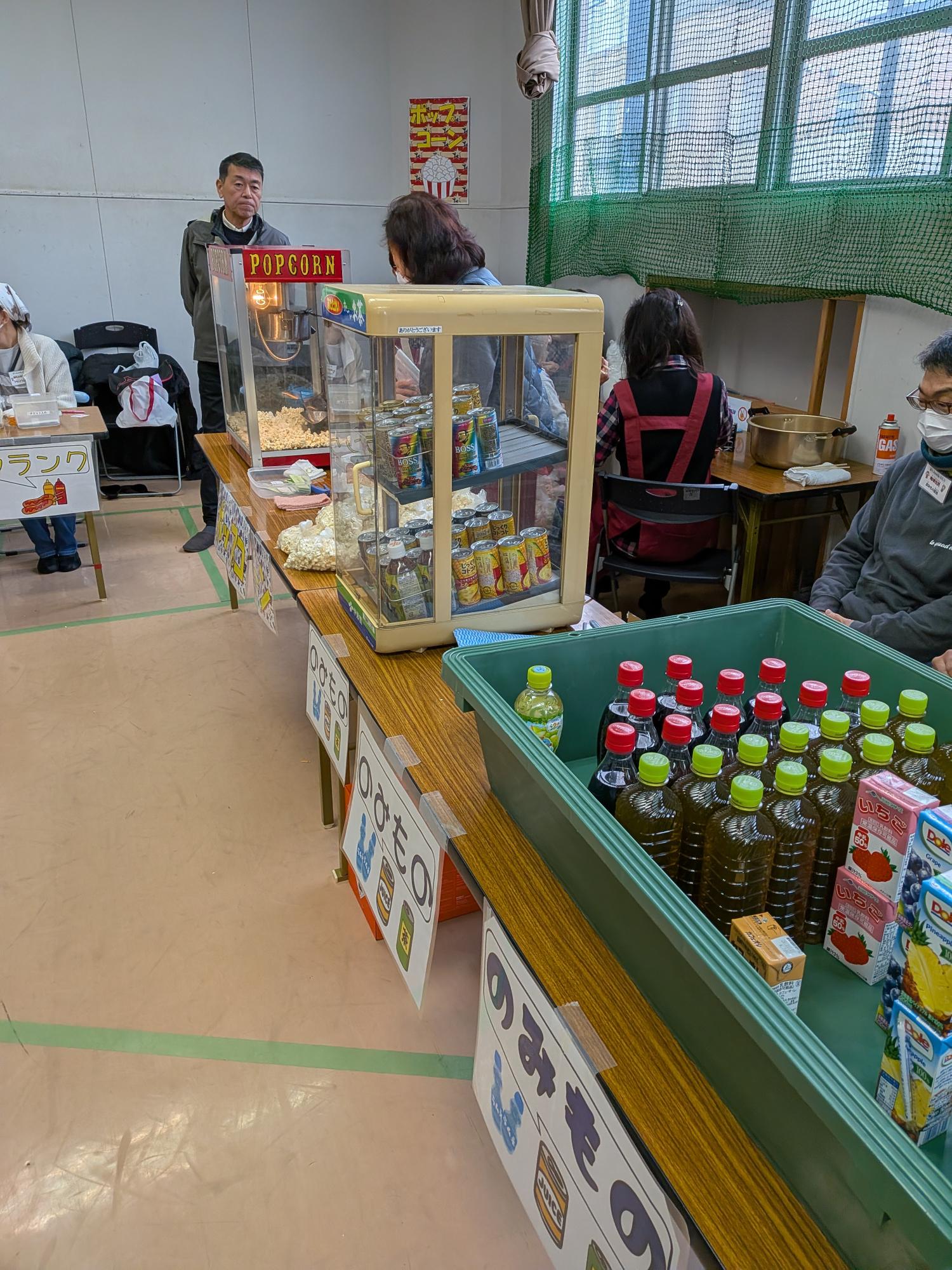 飲みものとポップコーンの写真