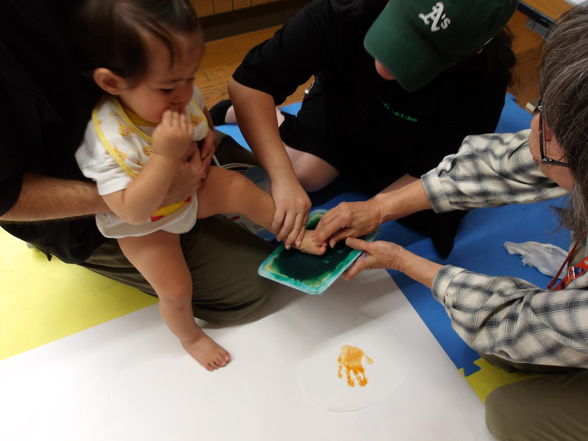 乳幼児が足形を取っている様子