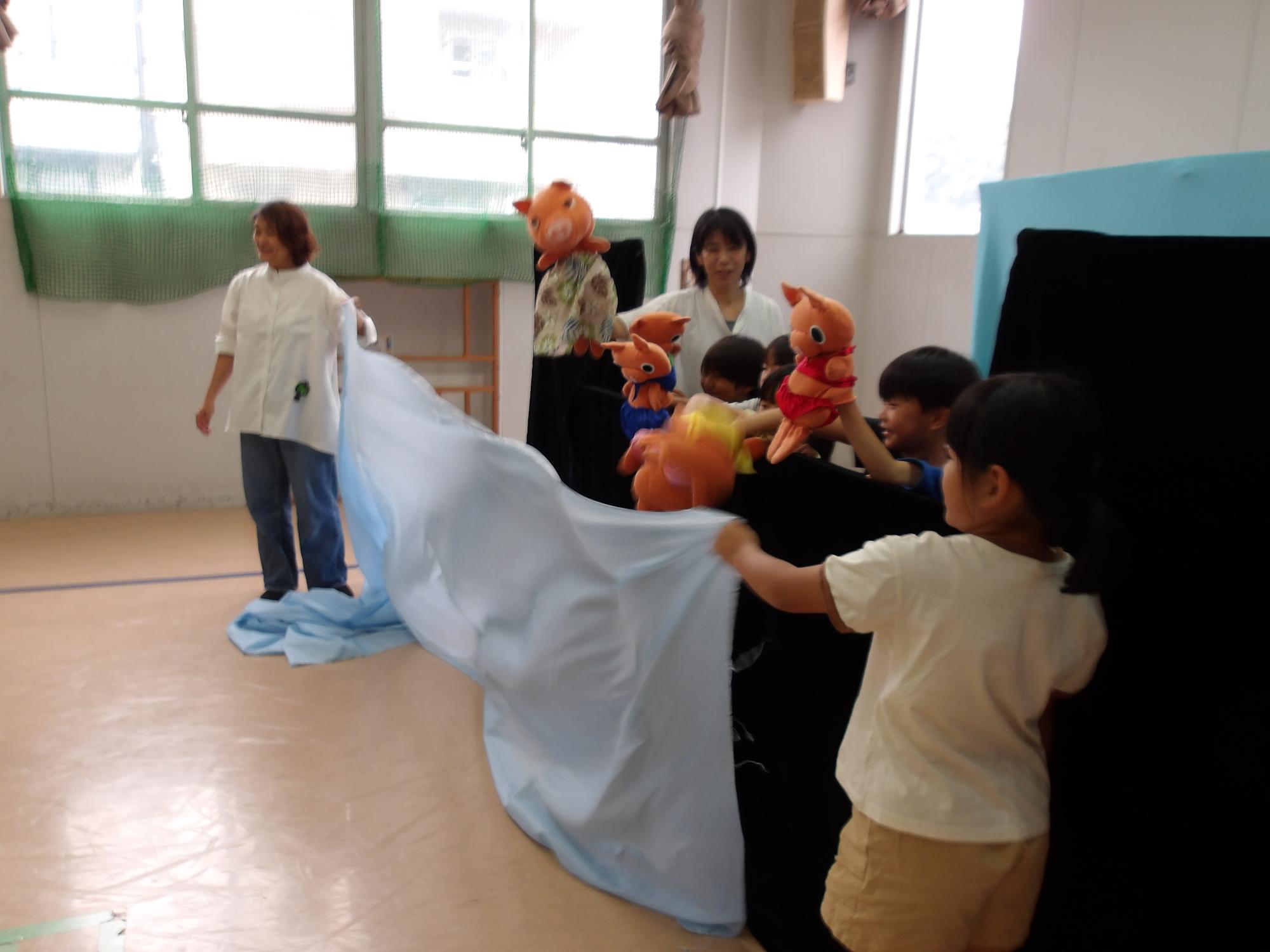 にこにこあおむし人形劇団の様子