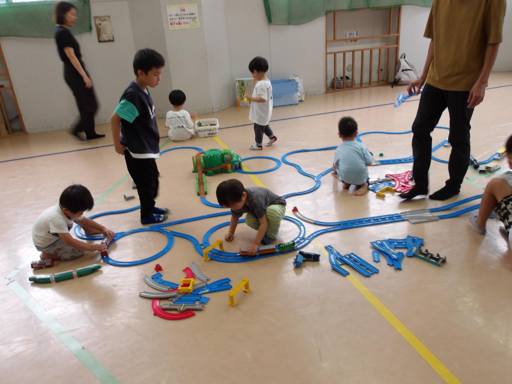 集会室でプラレールをしている様子