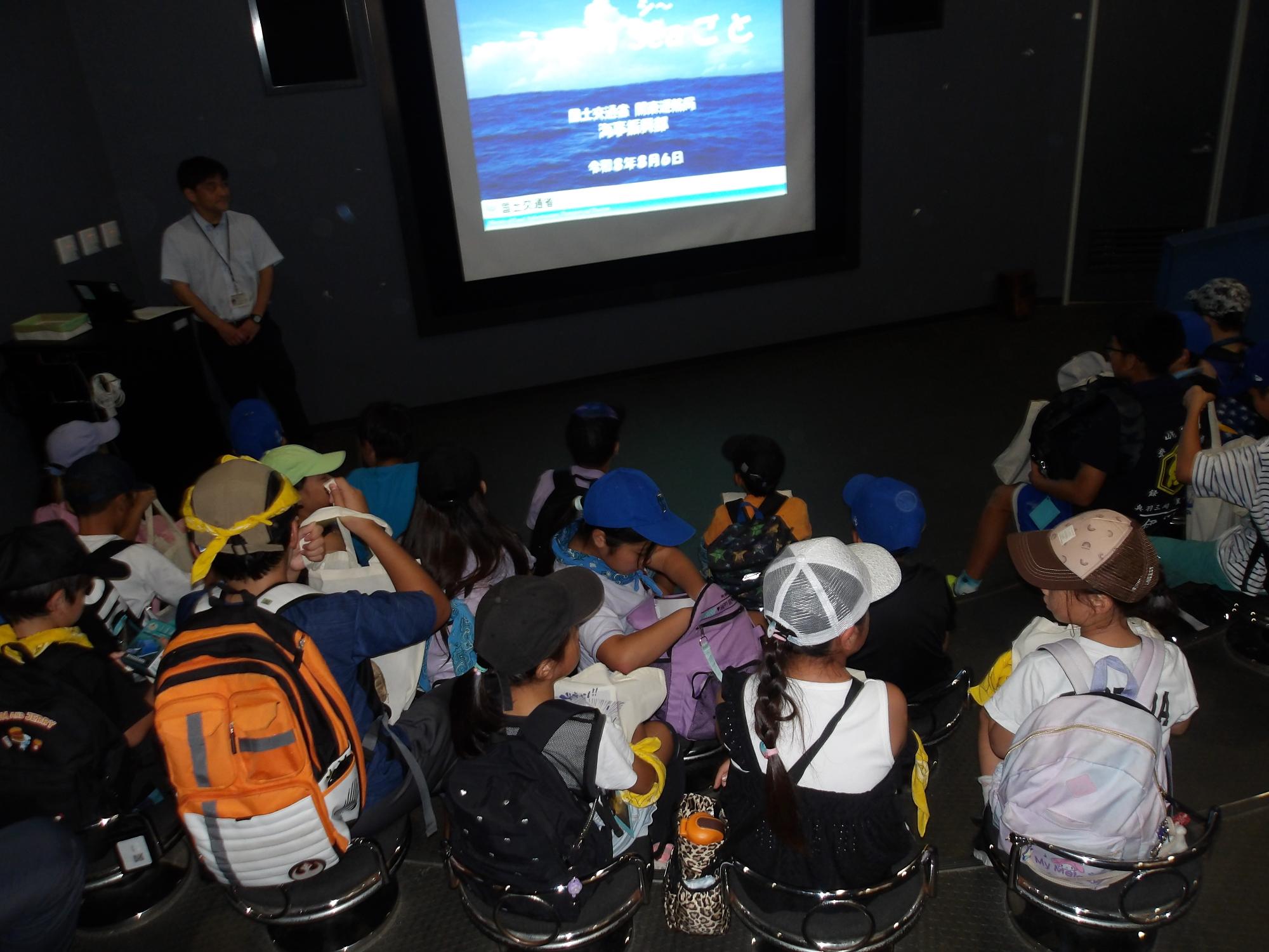 外航船の説明を聞いている写真