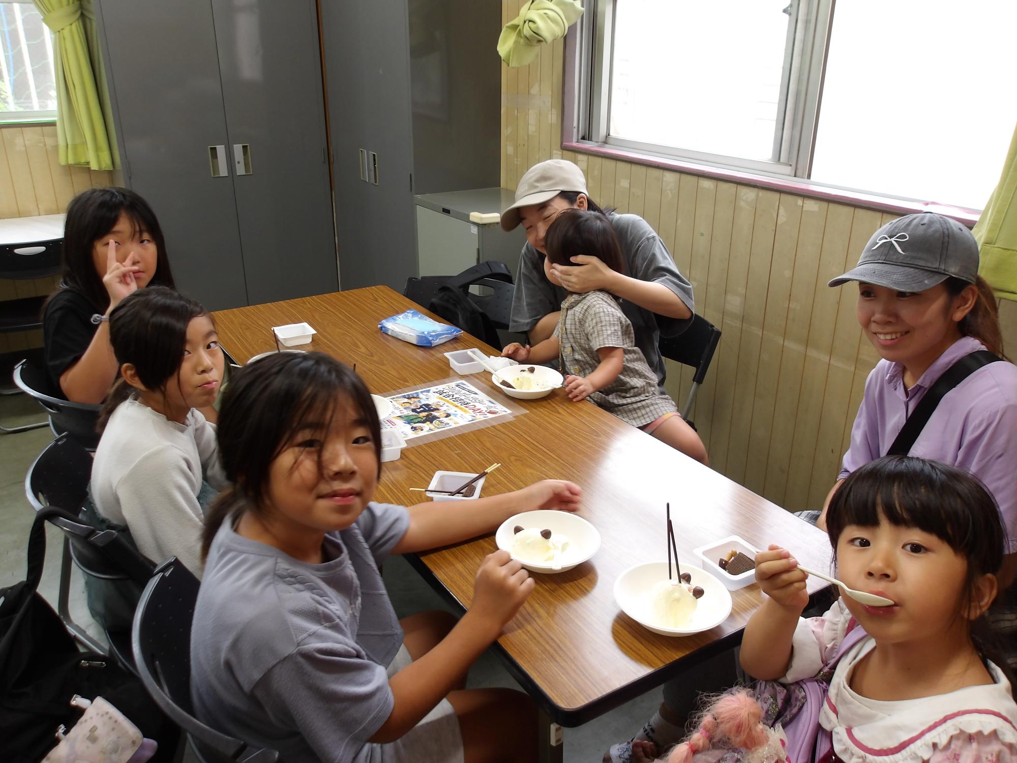 アイスクリームをデコレーションして食べている様子