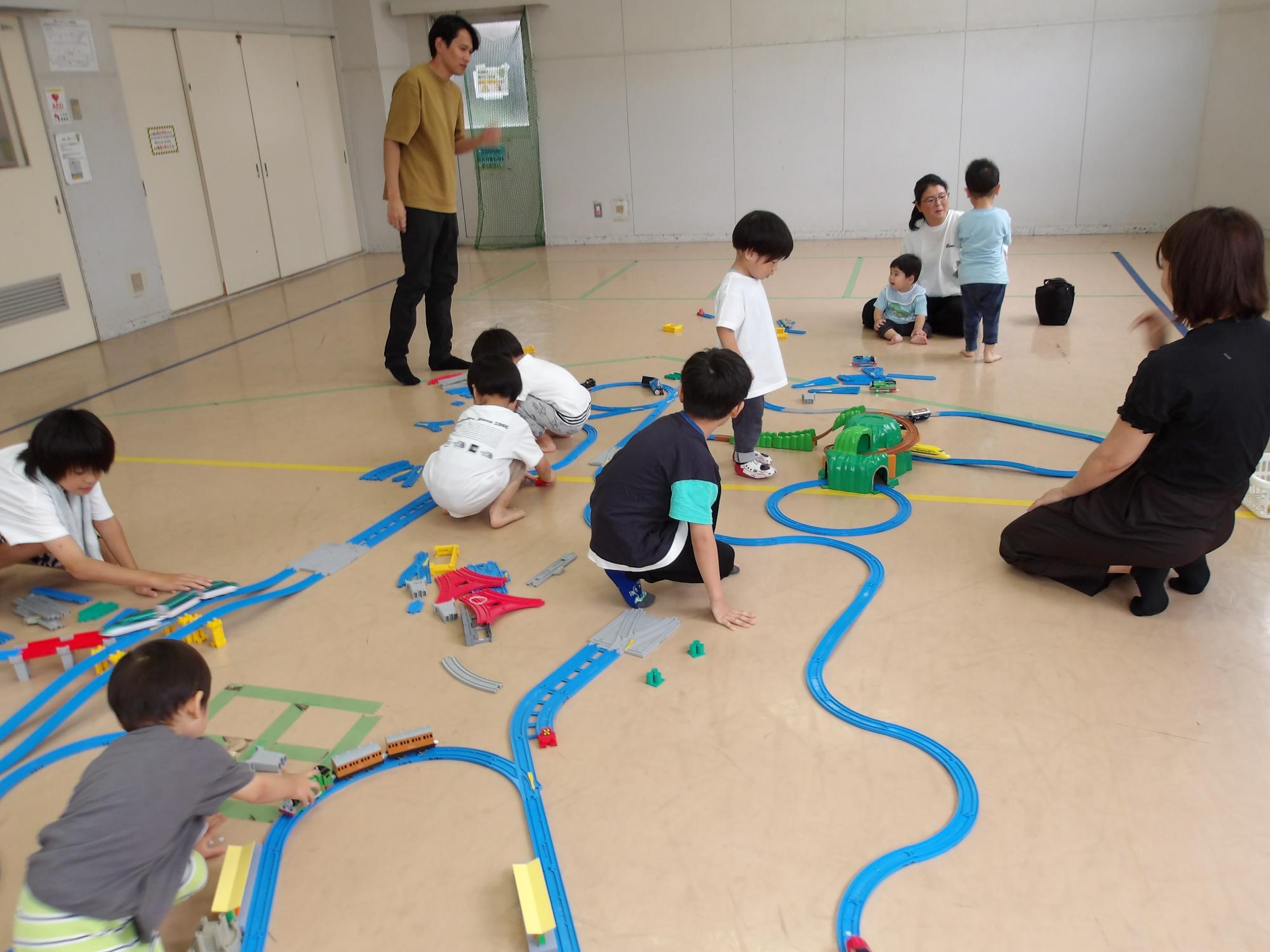集会室でプラレールをしている様子