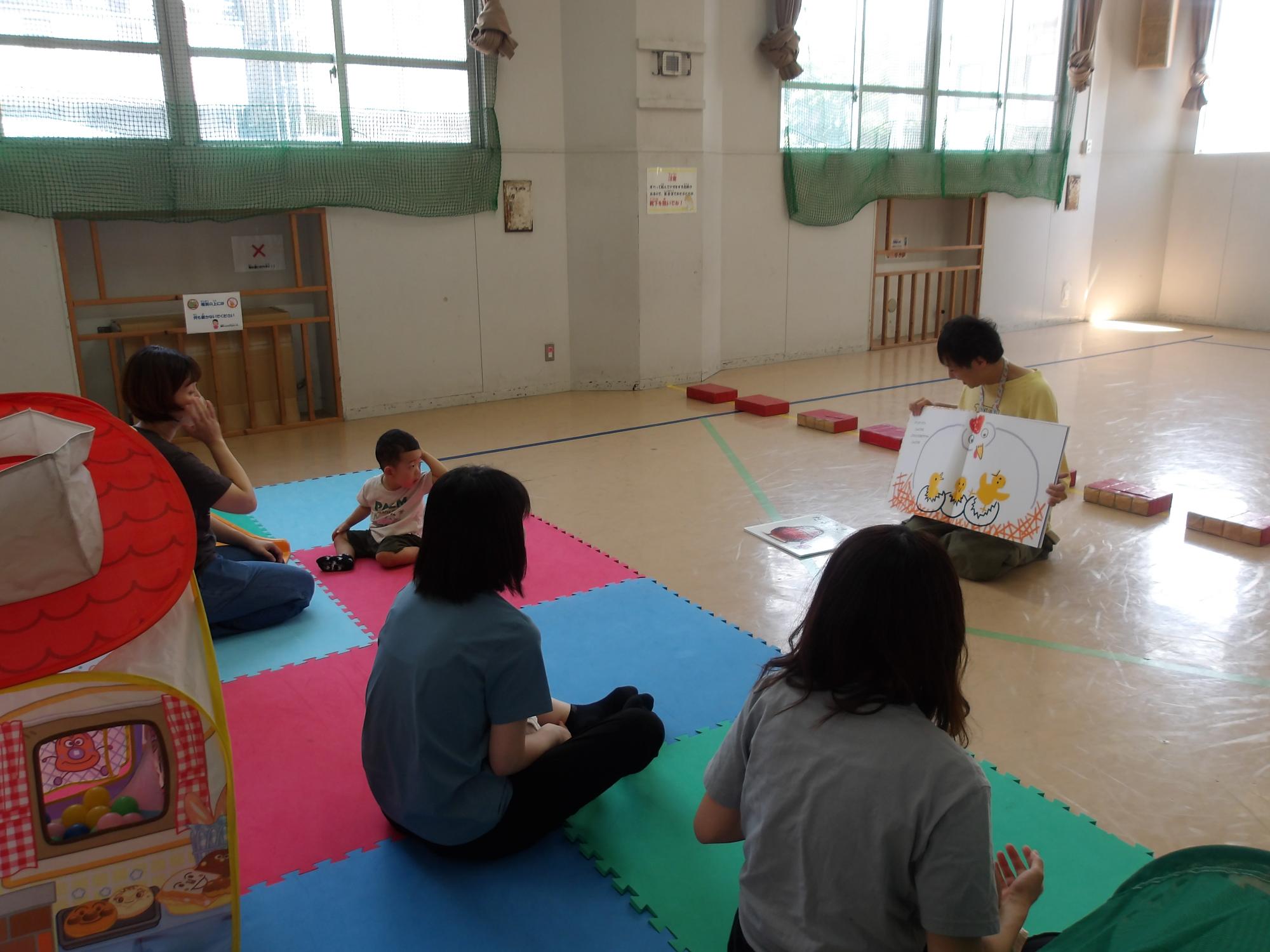 絵本の読み聞かせをしている写真
