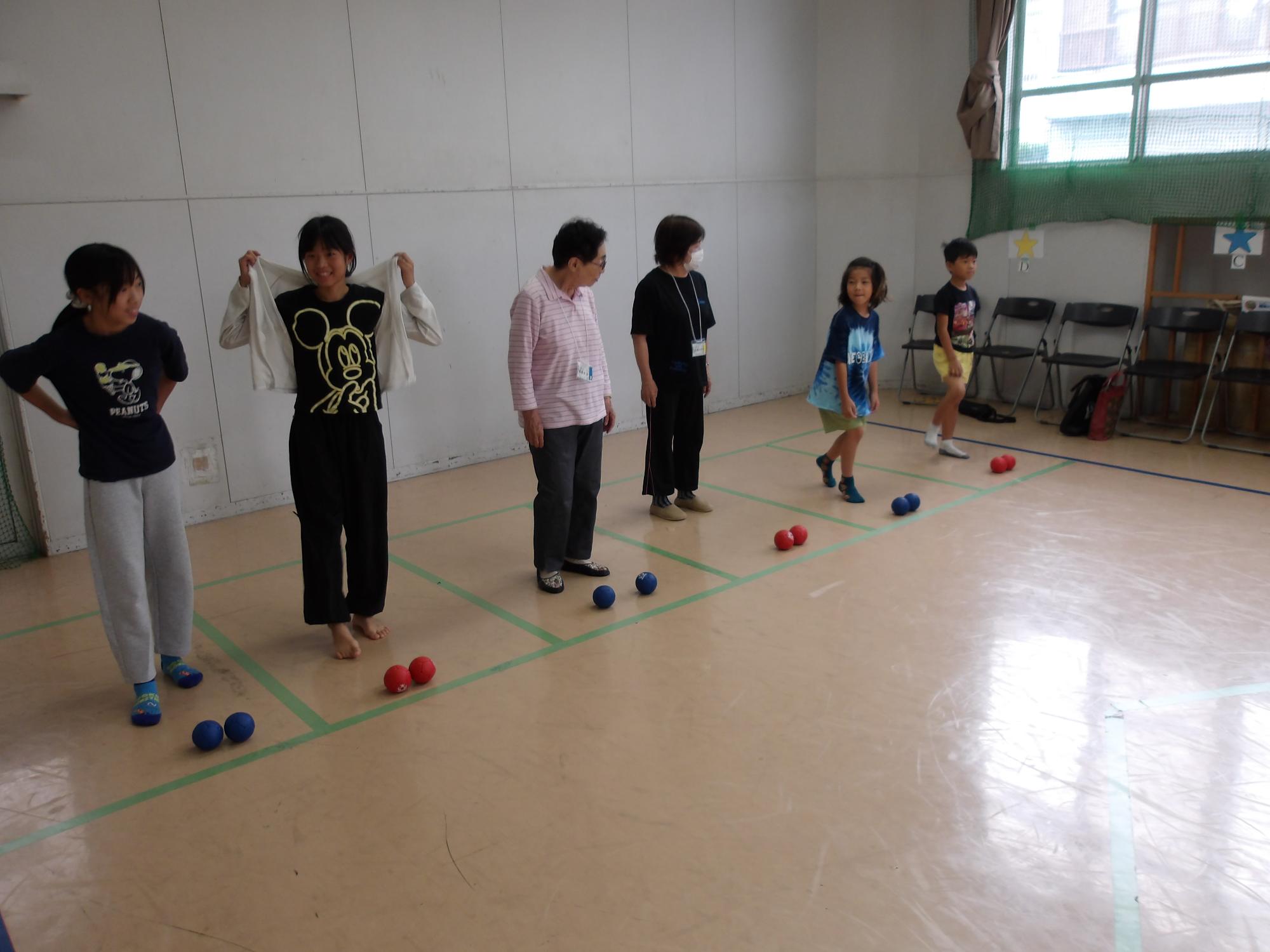 ボッチャをしている写真