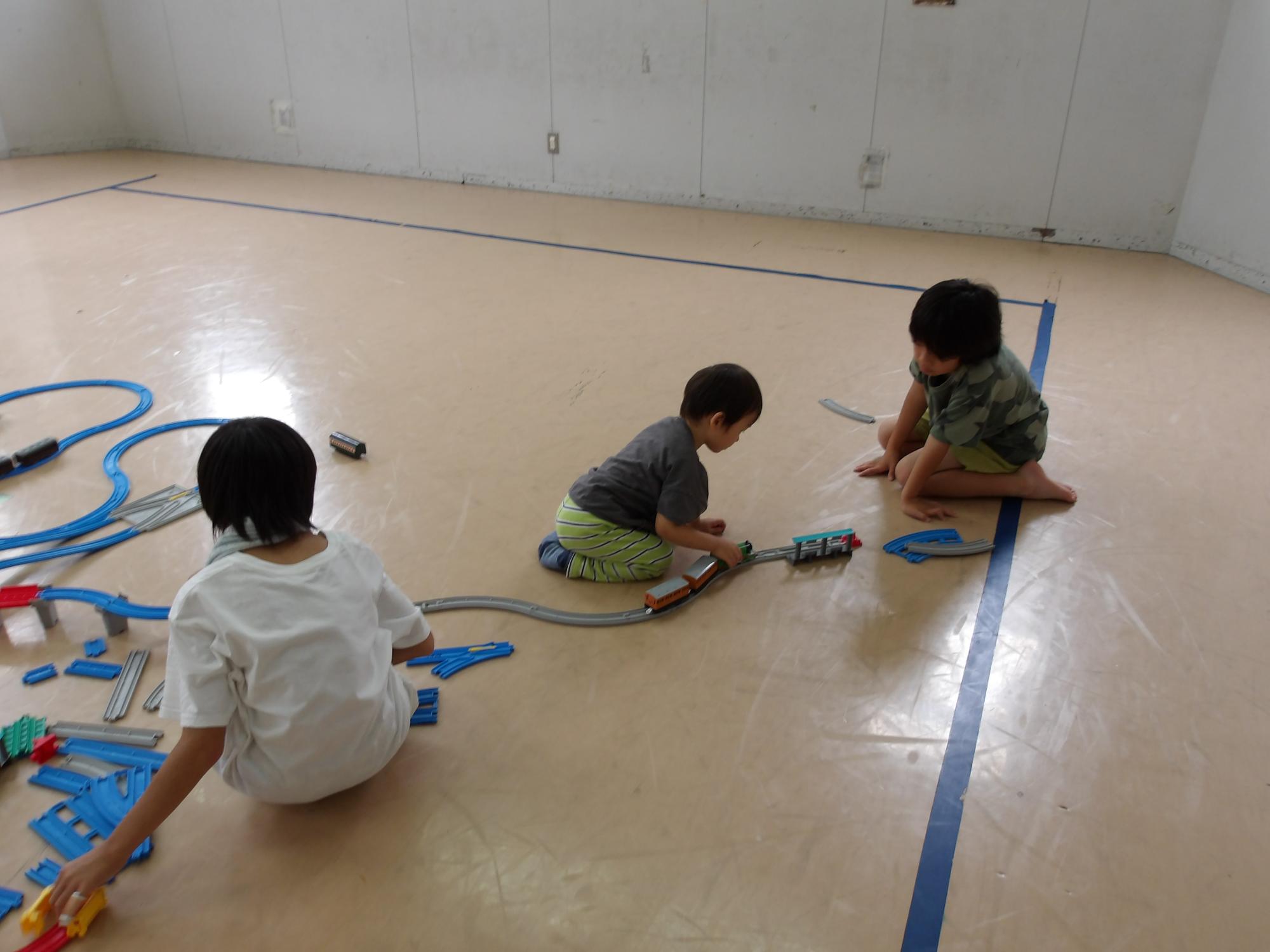 集会室でプラレールをしている様子
