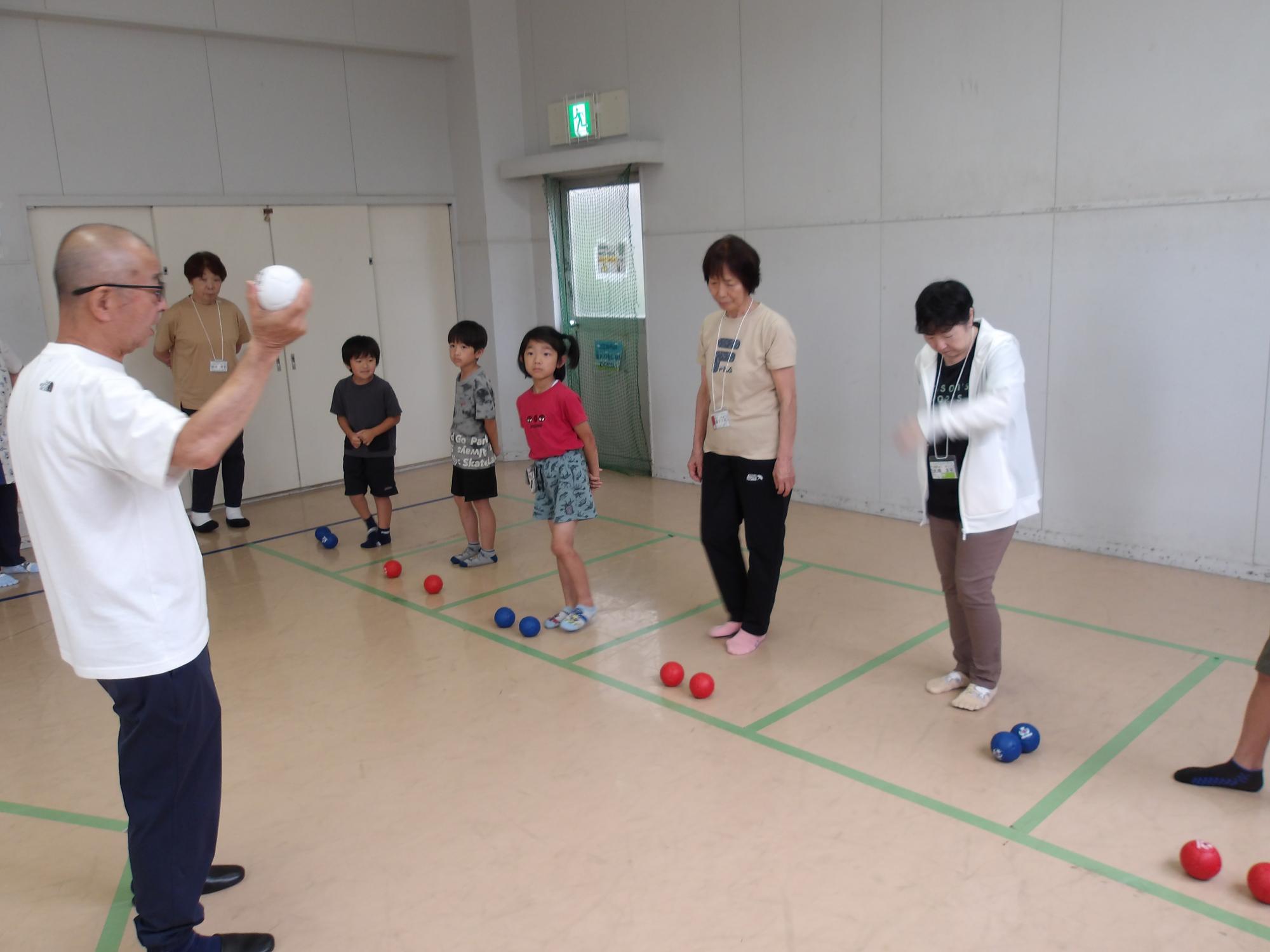 ボッチャの説明を聞いている写真