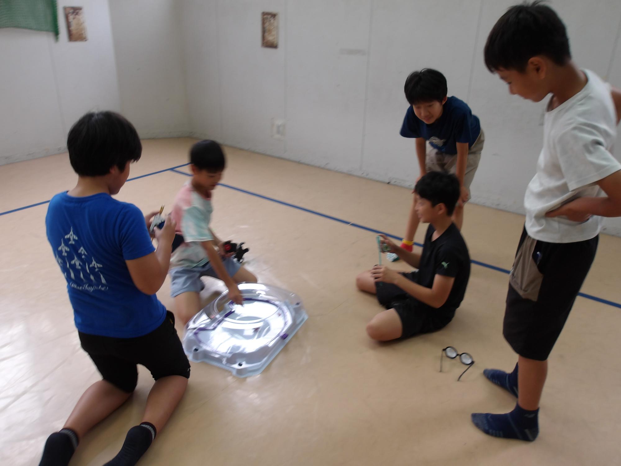 ベイブレードをしている写真