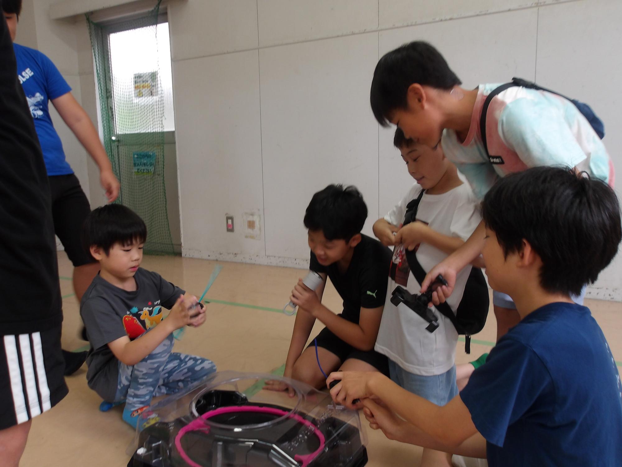 ベイブレードをしている写真
