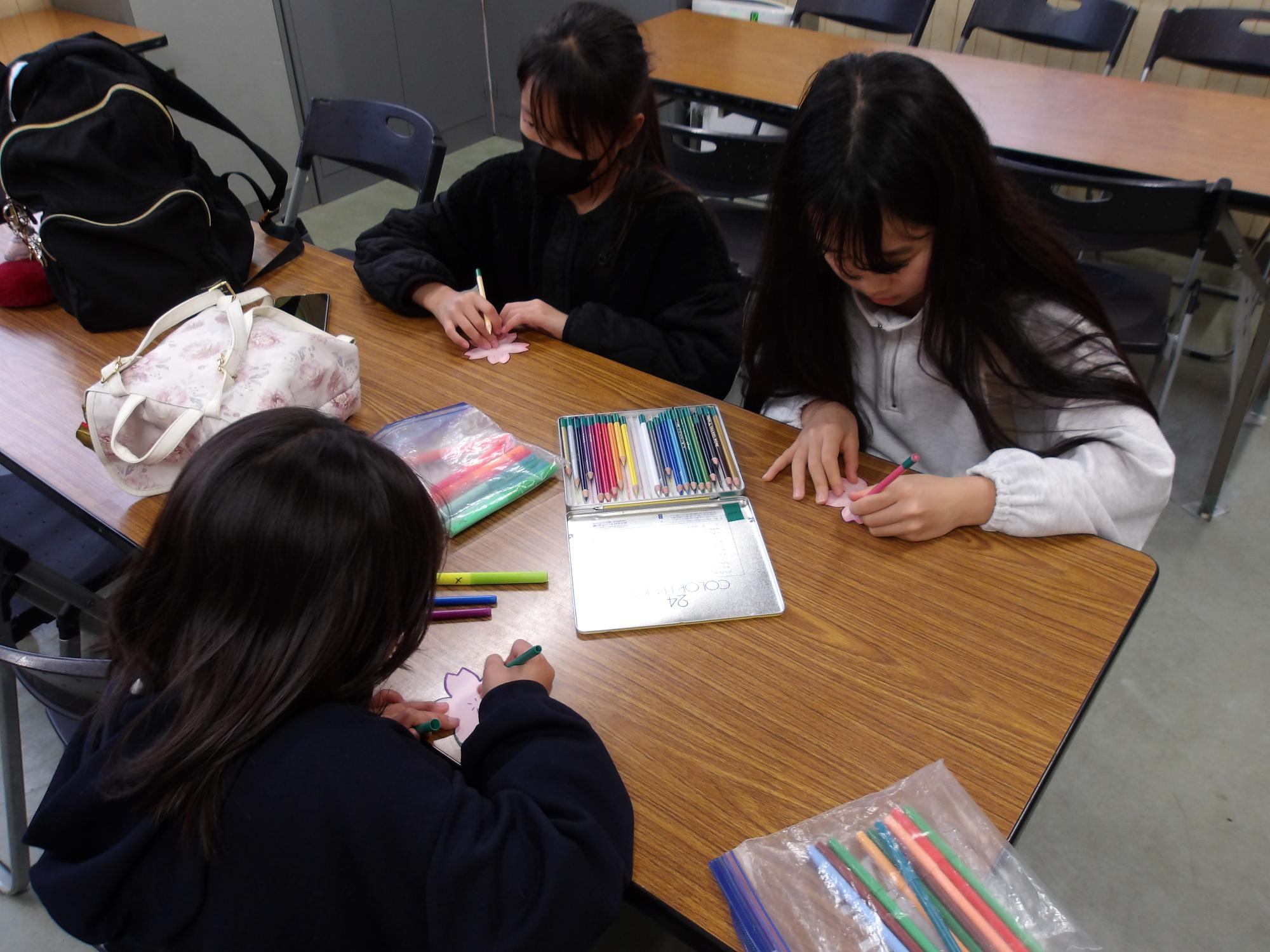 桜の装飾を描いている写真