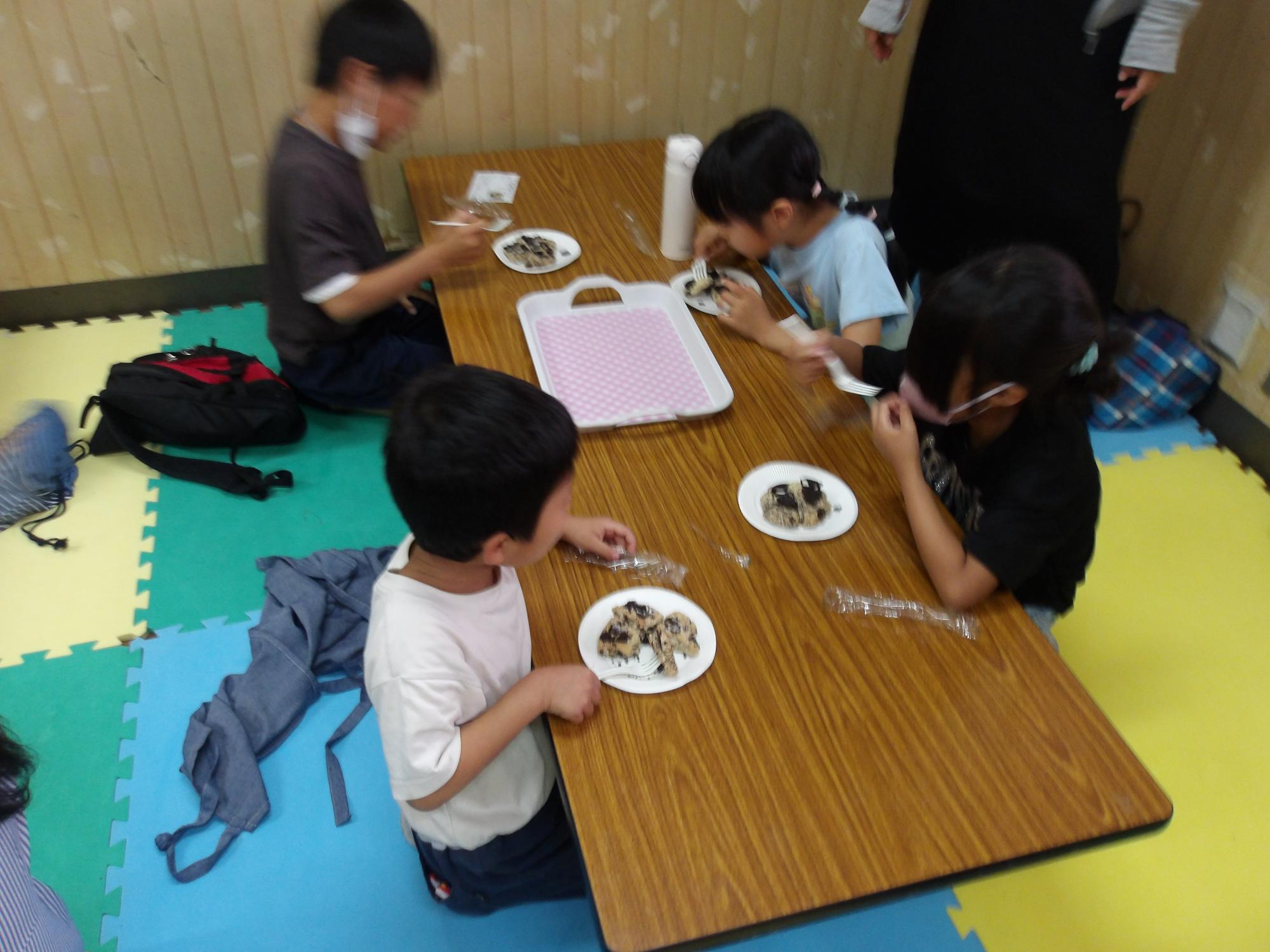 スコーンを食べている写真