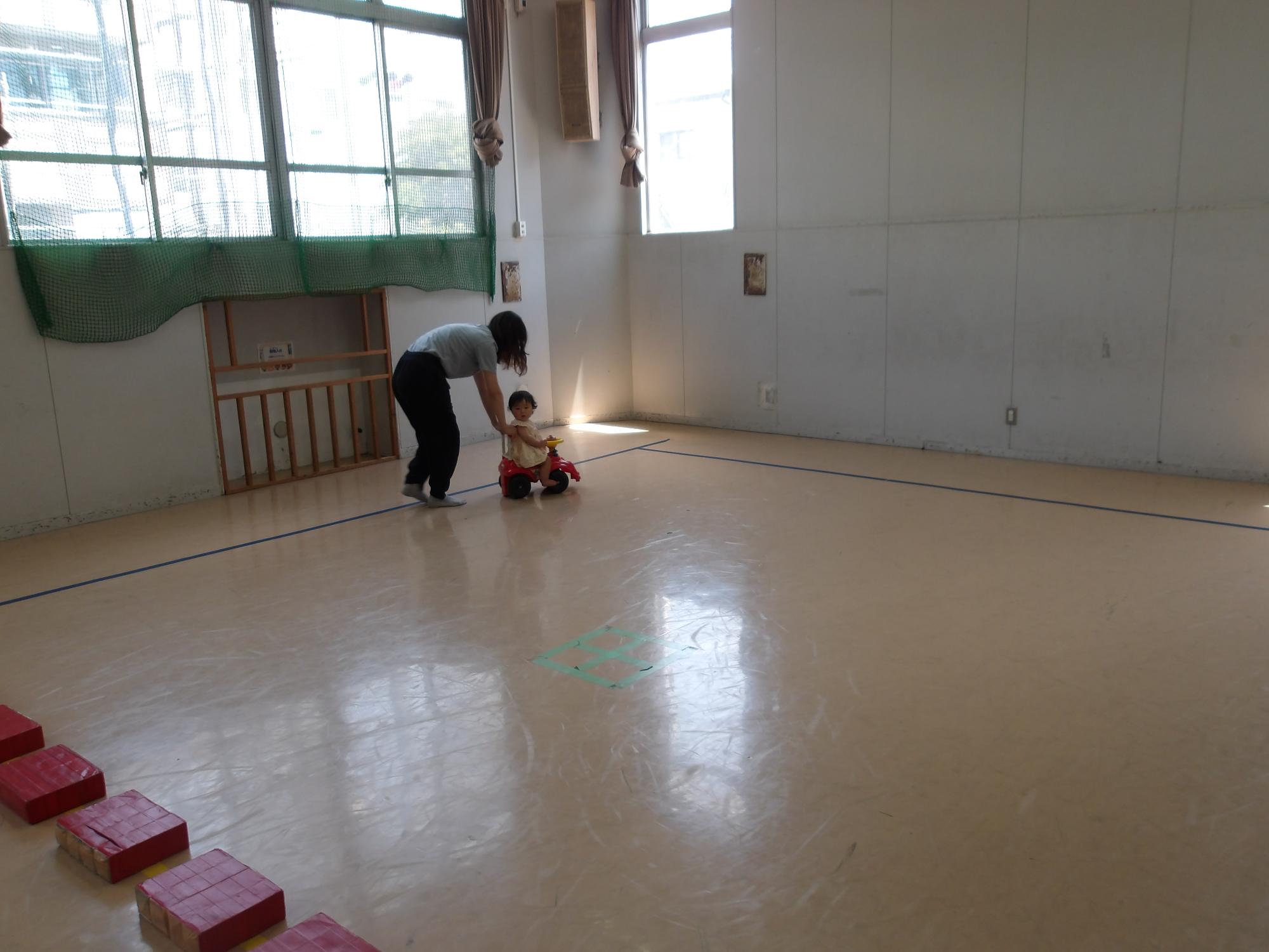 コンビカーで遊んでいる写真