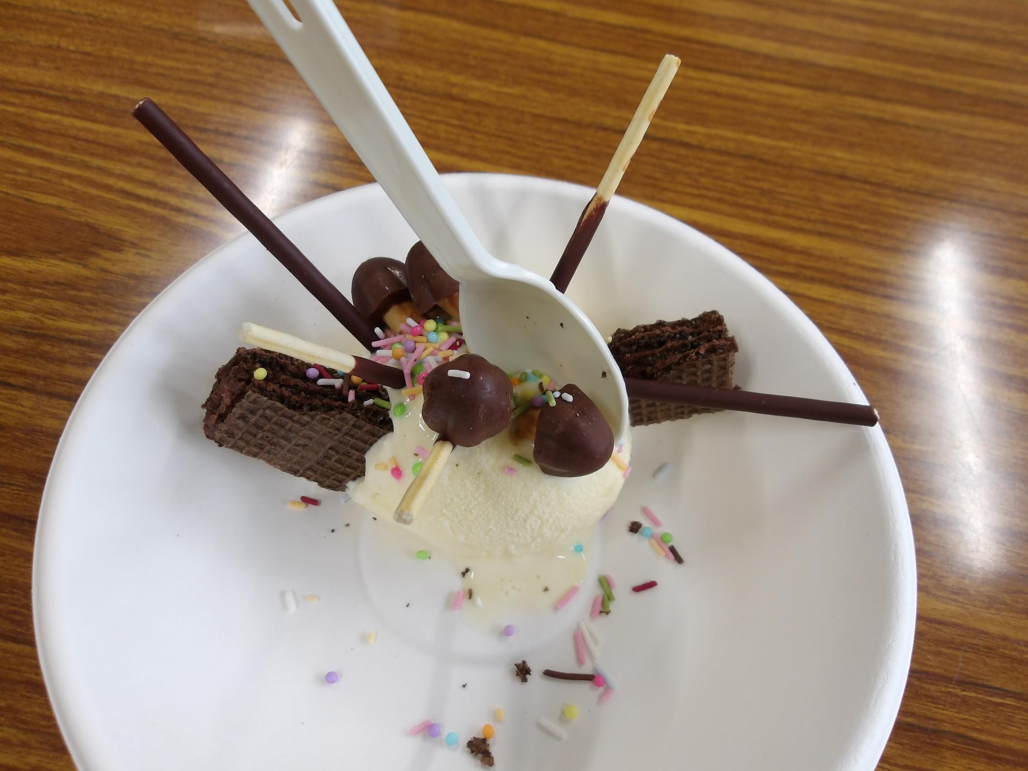 チョコなどをデコレーションをしたアイスクリーム