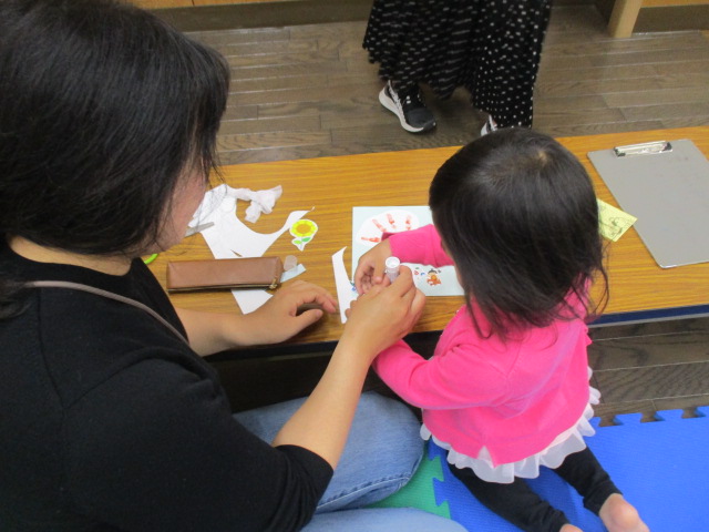 子どもと一緒に測定カードを作成している親子の様子の写真