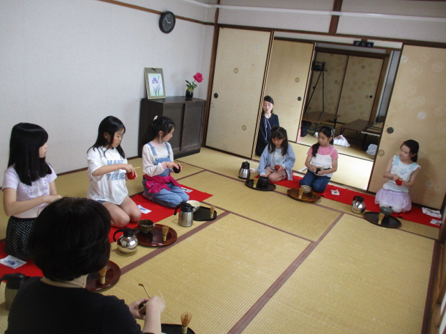講師と茶道を体験している6人の子どもたちの様子の写真