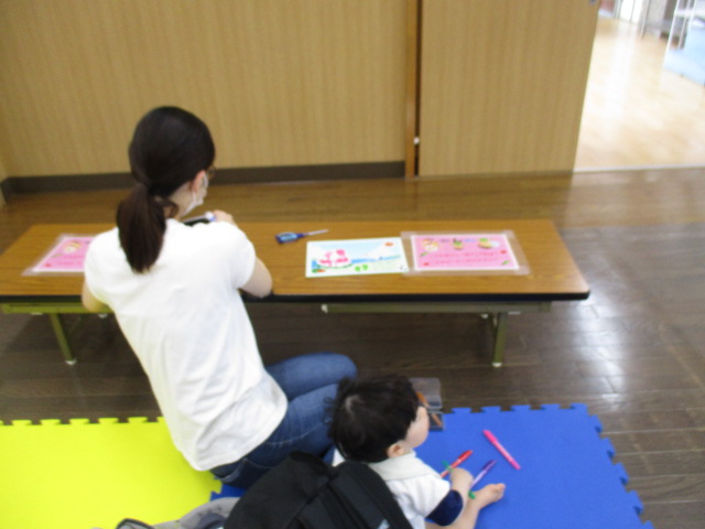 測定カードを作っているお母さんとその子どもの様子の写真