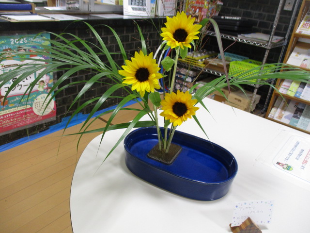 児童生花・茶道クラブの講師の生花の作品の写真