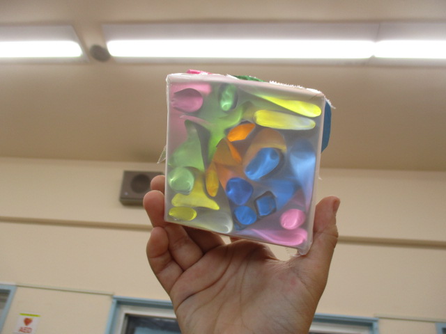 工作の日に小学生が作ったステンドグラス風の作品の写真