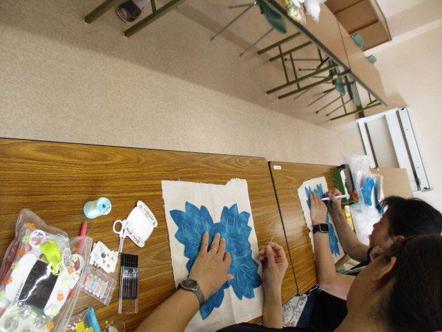 ハワイアンキルト教室で、作品を作成している受講者の様子の写真