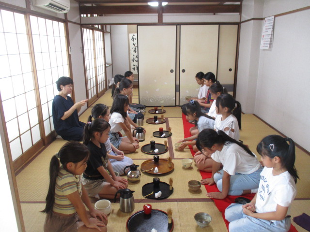 児童生花・茶道クラブのクラブ員が活動している様子の写真