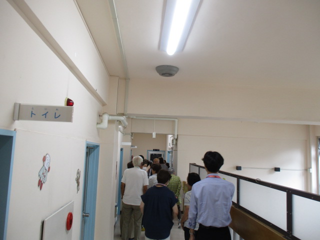 津波避難訓練をしている地域住民や職員の様子の写真