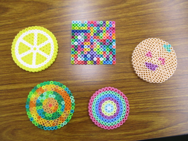 子どもたちが作ったアイロンビーズの作品の写真