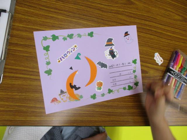 測定会に参加している乳幼児親子が測定カードを作成している様子の写真